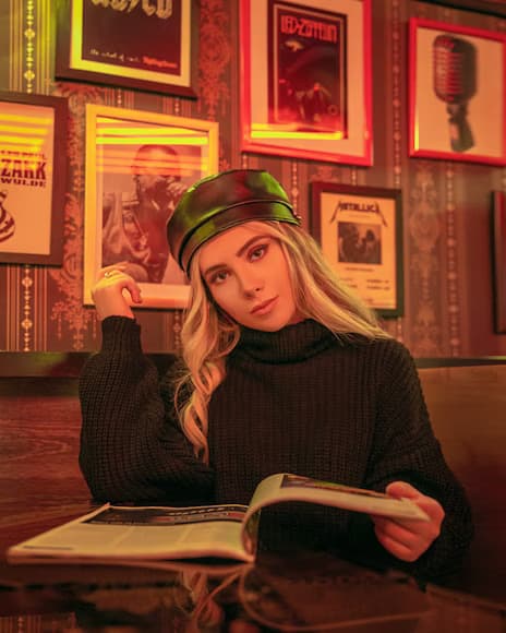 woman_book_hpzh2w